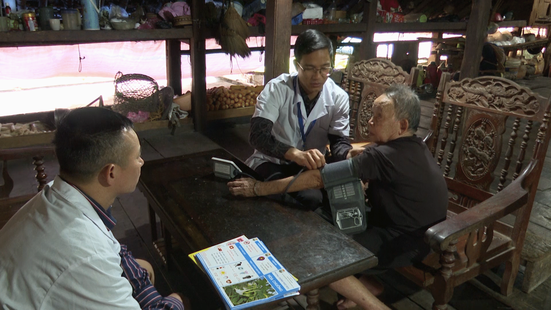 Bác sỹ Trần Văn Thanh, trạm trưởng trạm y tế Phương Độ hết mình vì người bệnh.