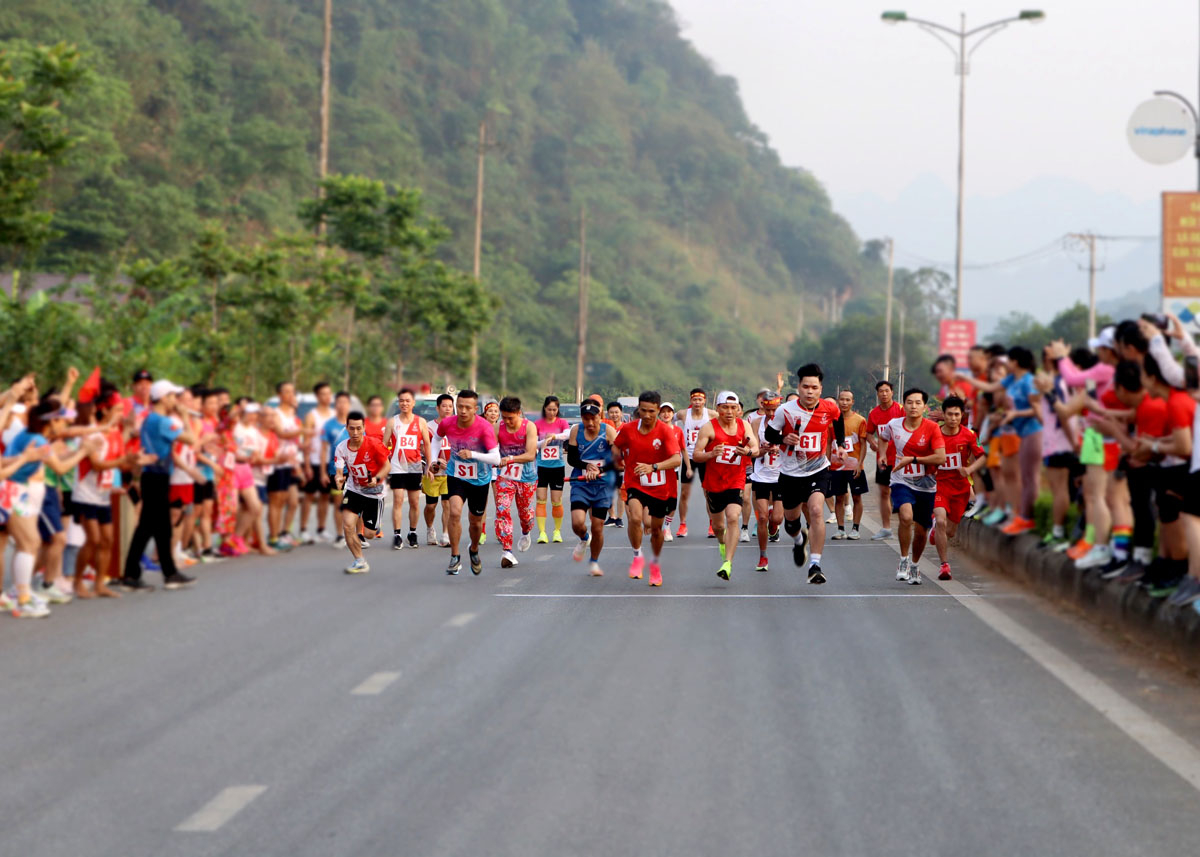 Hơn 200 vận động viên hưởng ứng giải chạy tiếp sức thành phố Hà Giang năm 2024